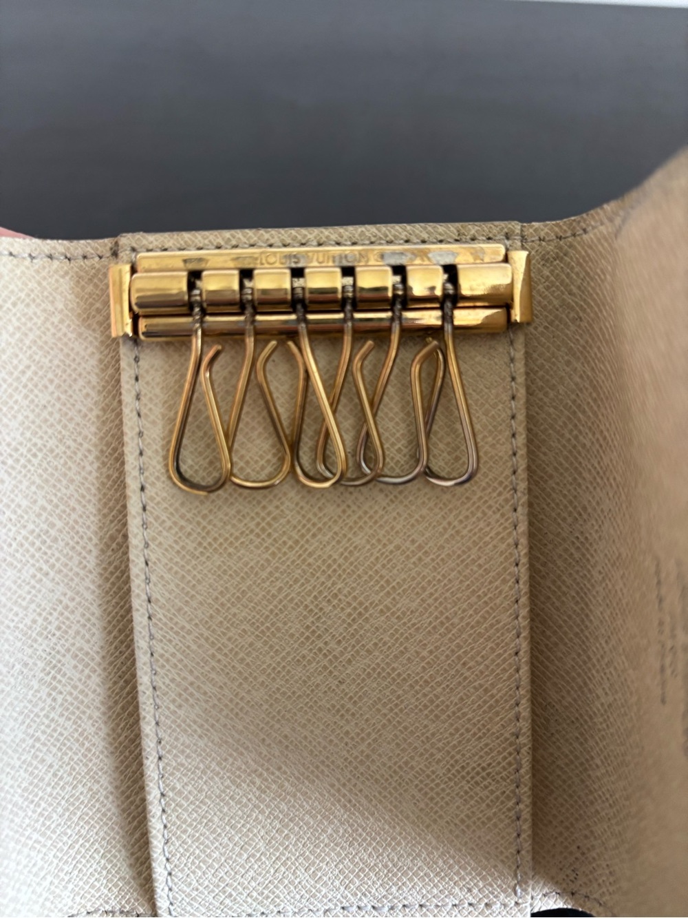 ✨Preloved✨ Louis Vuitton Damier Azur 6 Key Holder - Picture 6 of 13